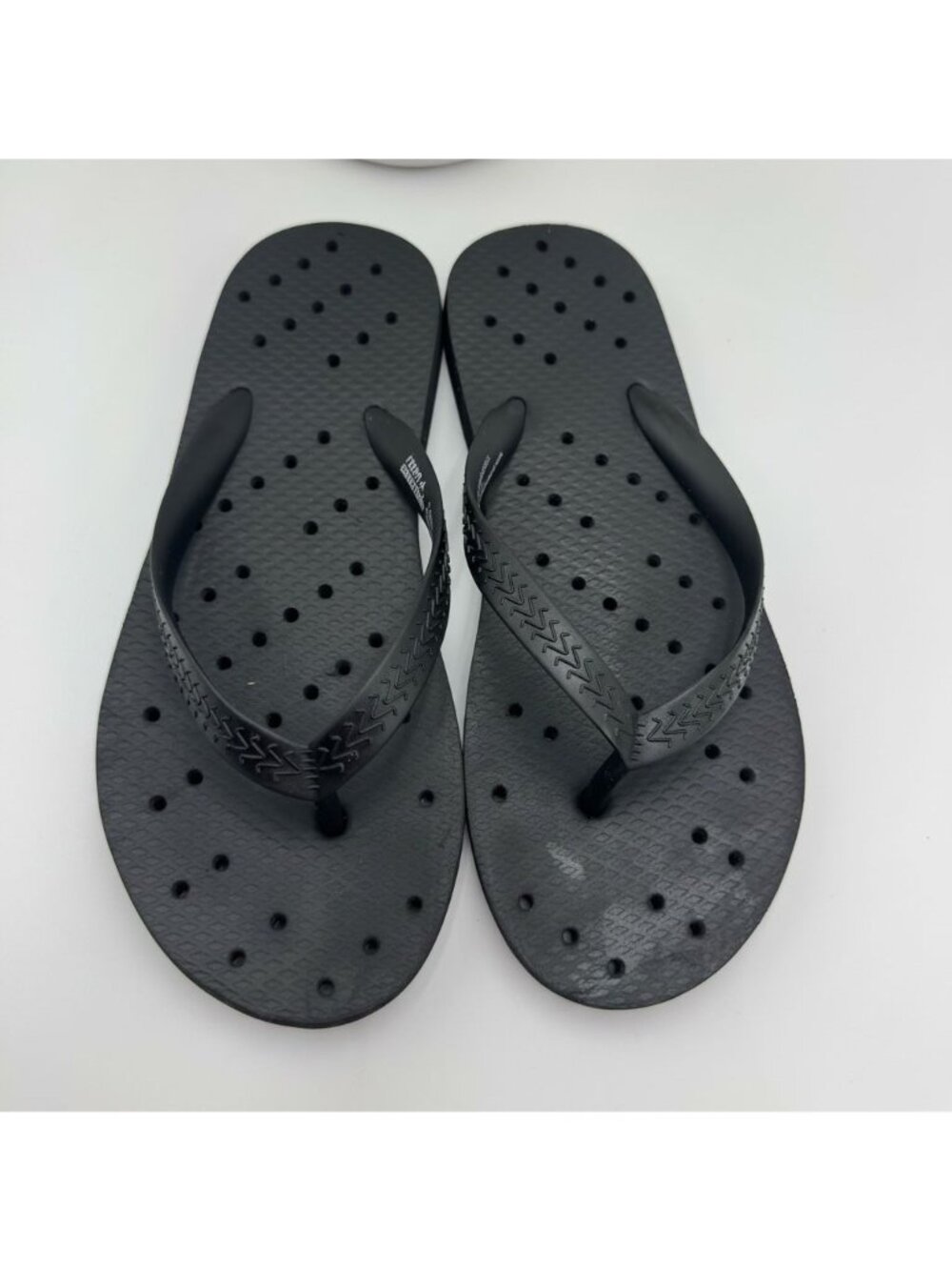 Room Essentials Womens Black Flip Flops Perforated Soles  Size 6 Lightweight